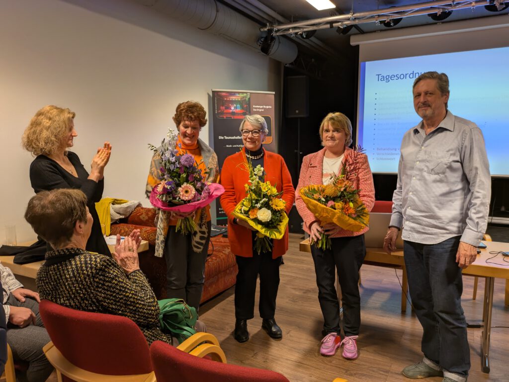 Susan Schmorl und Ulf Brossmann überreichen dem Beisitzerteams "Spieleplanung" Carola Nierendorf, Michelina von Teuffenbach und Daniela Freudenberg Blumensträuße
