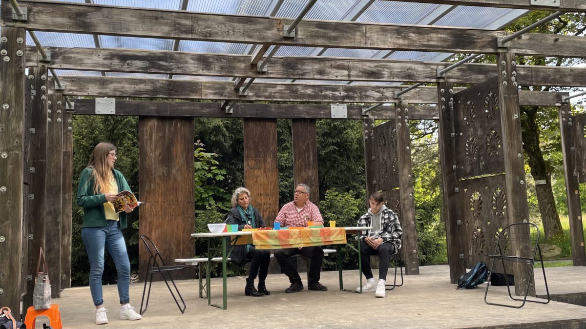 Auf diesem Bild sind die Katharina Miers, Alia Kidess (neu im Team), Enrico Freudenberg und Manuel Freudenberg auf die Bühne im Park in Kronberg zu sehen