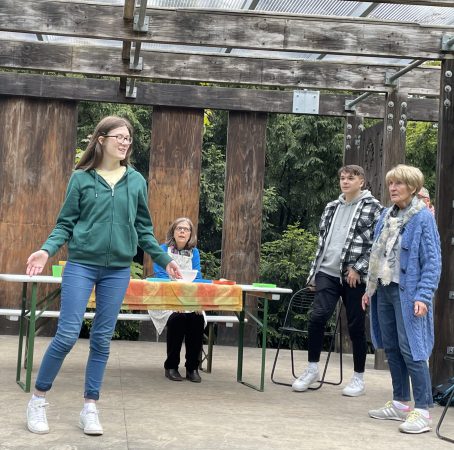 Auf diesem Bild sind die Spieler Katharina Miers, Angelika Mosig-Miers, Lore Wynn und Manuel Freudenberg auf der Bühne im Park in Kronberg zu sehen